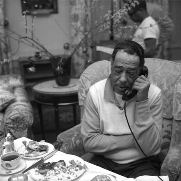 Duke Ellington attablé dans sa chambre d'hôtel parisienne