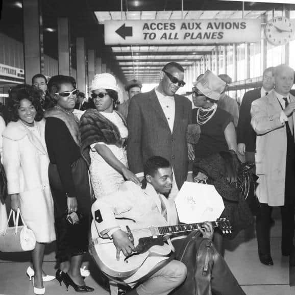 Ray Charles à son arrivée à l'aéroport d'Orly près de Paris, en 1963